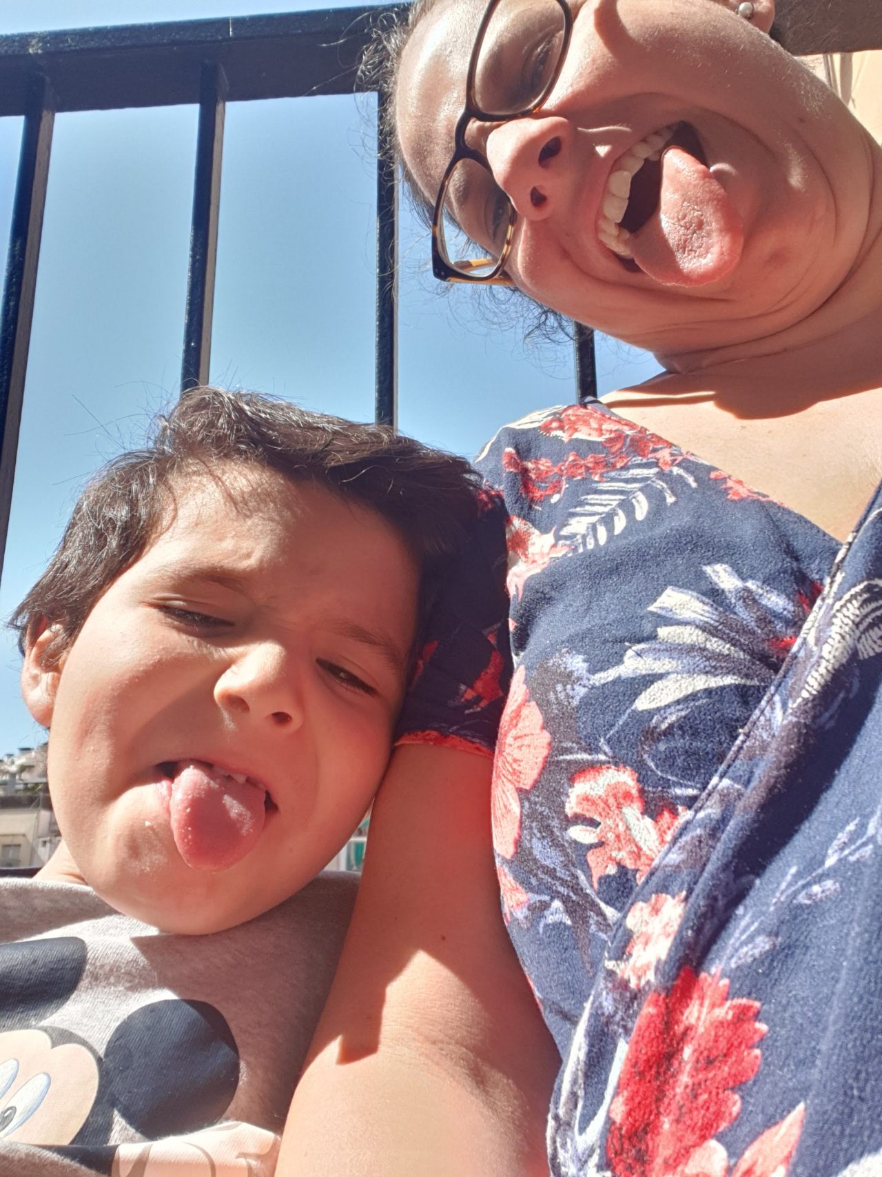 Con mi hijo menor aprovechando un ratito de sol en nuestros días de confinamiento